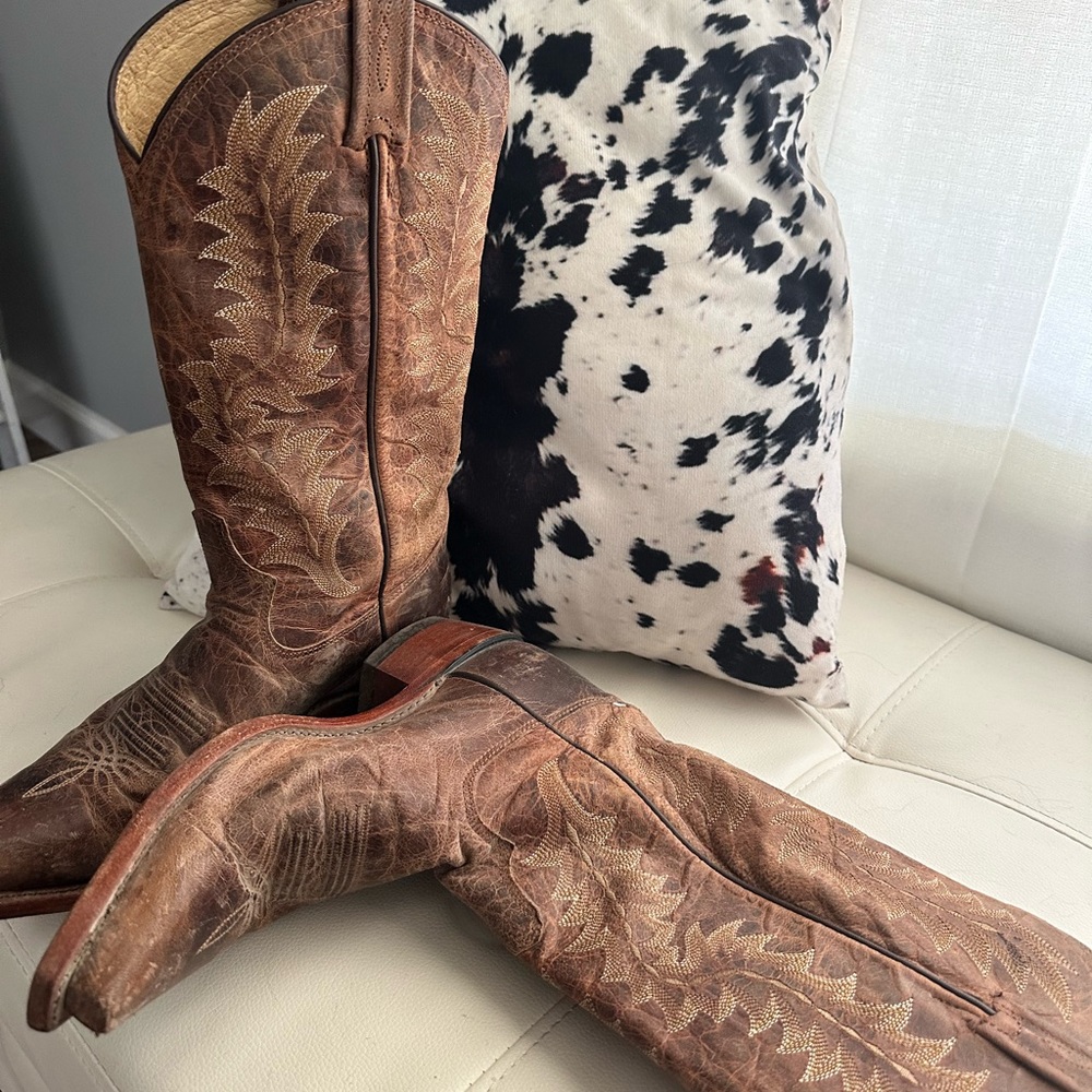 Tony Lama women’s snip toe cowboy boots.